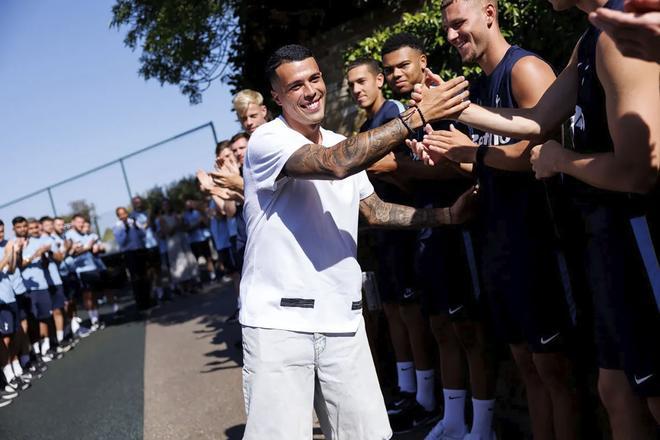 Pedro Porro vuelve al Tottenham como campeón del mundo: un pasillo de honor para el extremeño
