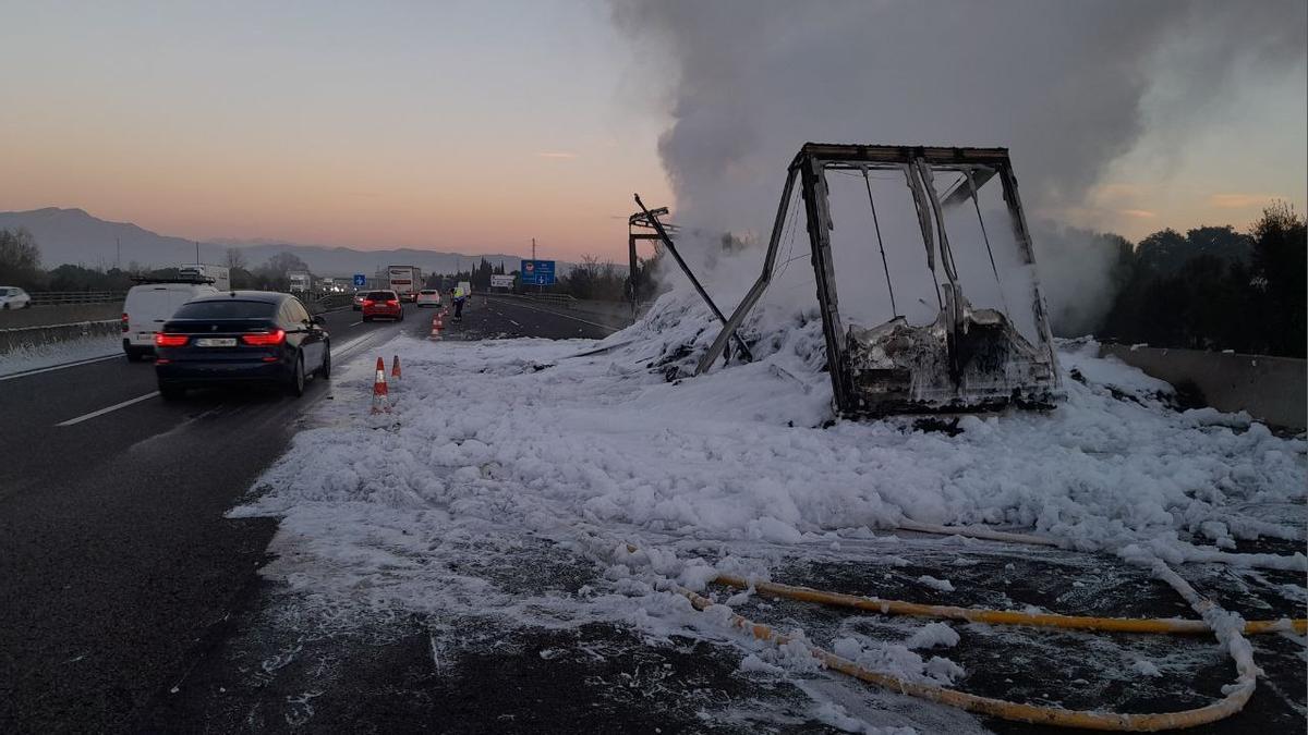 La zona de càrrega del camió cremada a l'AP 7 a Vilablareix.