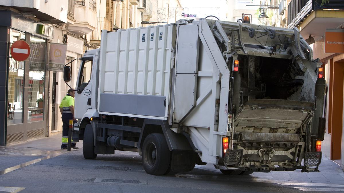 Un camión de recogida de basuras transita por una calle de Ontinyent, en una imagen de archivo.