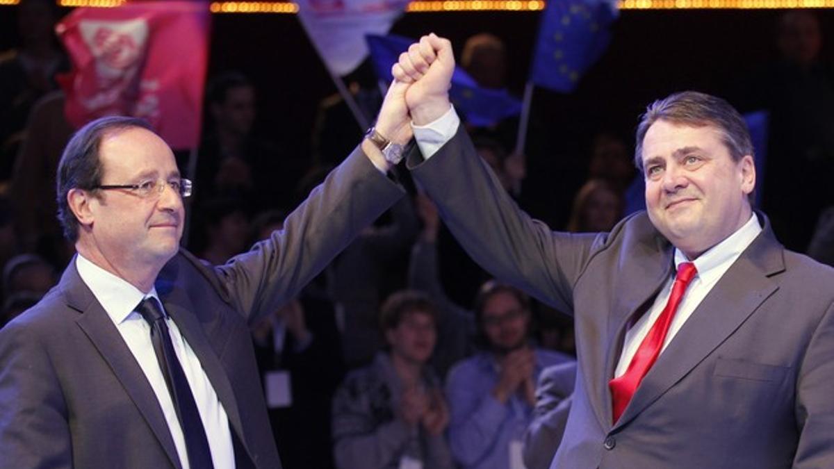 Hollande con el candidato socialista alemán, Sigmar Gabriel, este viernes.