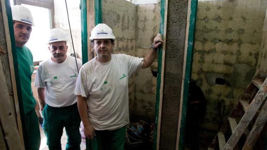 Por la izquierda, Tano Suárez, Eugenio Rodríguez y José Benjamín Campa, ayer, en la obra del colegio de Villalegre.