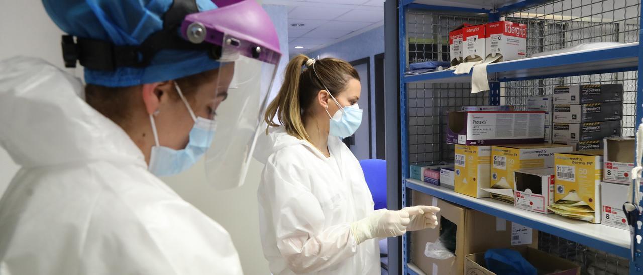 Dos sanitarias en la zona de Urgencias del Hospital de la Plana.