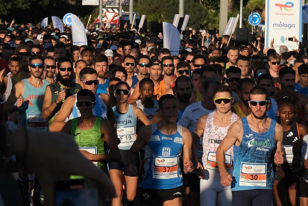 Corredores durante el TotalEnergies Media Maratón de Málaga 2024.
