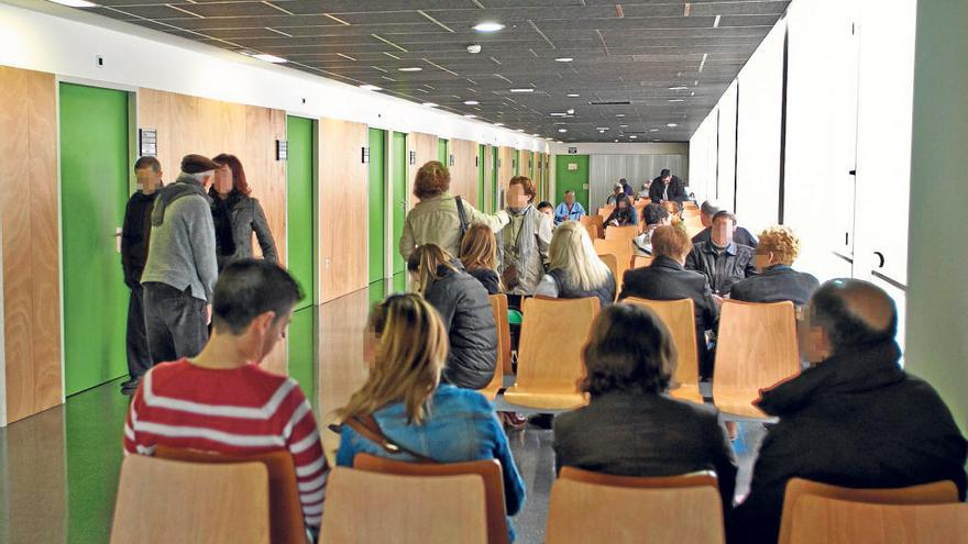 Pacientes esperando en el edificio de consultas externas del Hospital General de Elche, que aglutina todas las especialidades médicas.