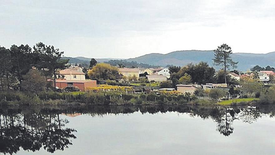 La laguna natural formada en Mina Porto Piñeiro.