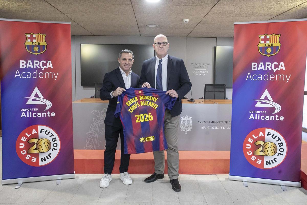 El exjugador Sergi Barjuán junto al concejal Manuel Villar