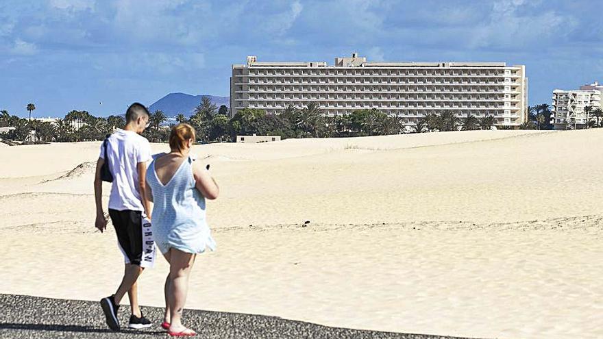 Una pareja camina por las inmediaciones del hotel Oliva Beach. | | FUSELLI