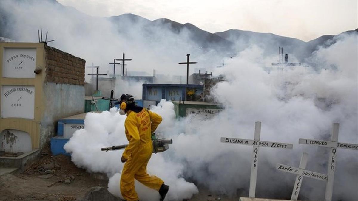 Fumigación preventiva contra el virus Zika y otras enfermedades transmitidas por mosquitos en el cementerio de Carabayllo en las afueras de Lima, Perú.