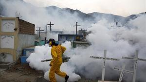 Fumigació preventiva contra el Zika i altres malalties transmeses per mosquits, al cementiri de Carabayllo, als afores de Lima.