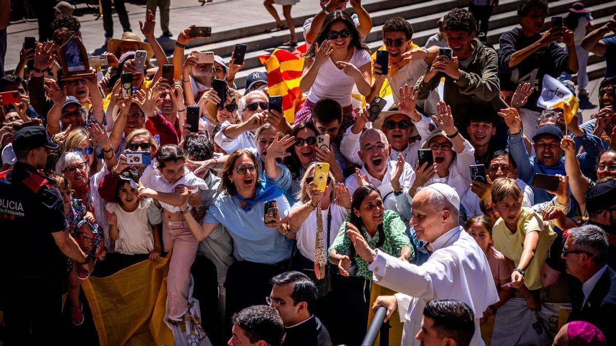 El Papa a su llegada a la Plaça de Santa Maria en Montserrat, Barcelona.