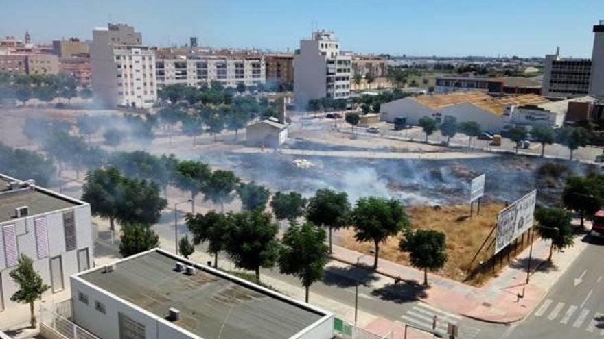 Incendio en un solar abandonado de Albal