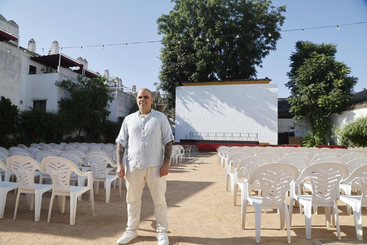 El empresario Antonio Amil, en el cine de verano Fuenseca, que no abrirá esta temporada estival.