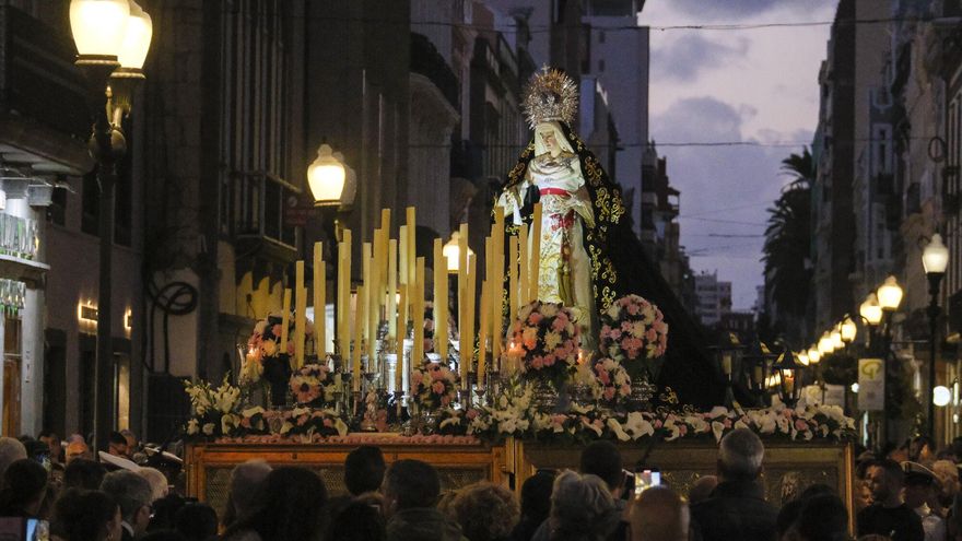 La Virgen de Los Dolores se encuentra con sus fieles en Triana: &quot;Los es todo para nosotros&quot;