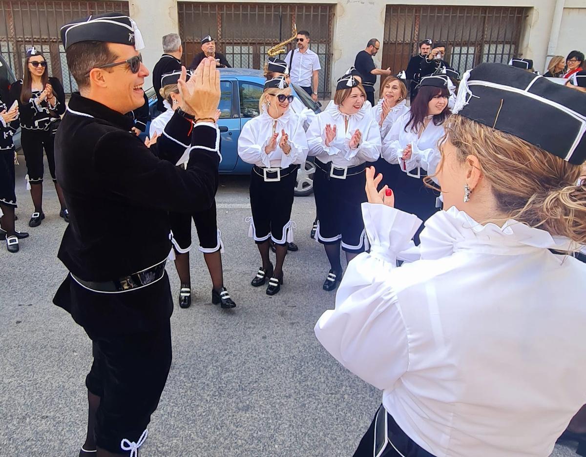 El alcalde de Elda aplaudiendo a las mujeres Estudiantes en el estreno del traje femenino.