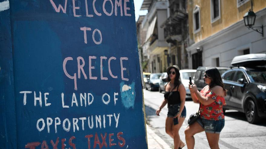 Un cartel urbano reza: &quot;Grecia, tierra de oportunidades&quot;.