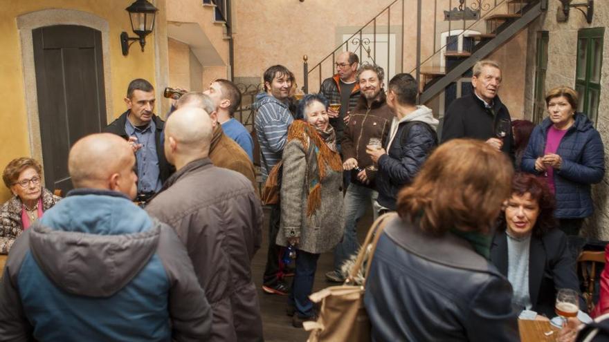 Asistentes a la inauguración de la nueva etapa del Mesón A Vila en su nueva etapa de la mano de Marco Fernández. // Bernabé / Ana Agra