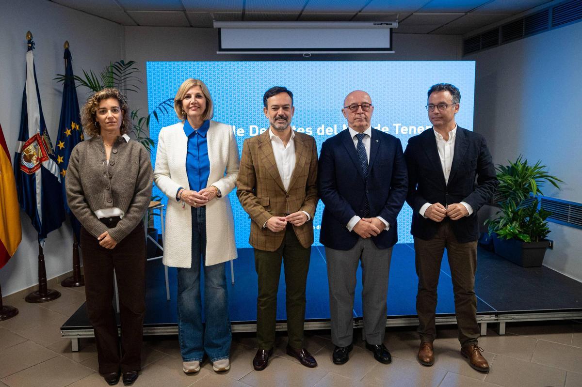 La edil de Deportes en Santa Cruz, la consejera de Deportes del Cabildo, el vicepresidente del Cabildo, el presidente de la Autoridad Portuaria y el primer teniente de alcalde del Ayuntamiento chicharrero.