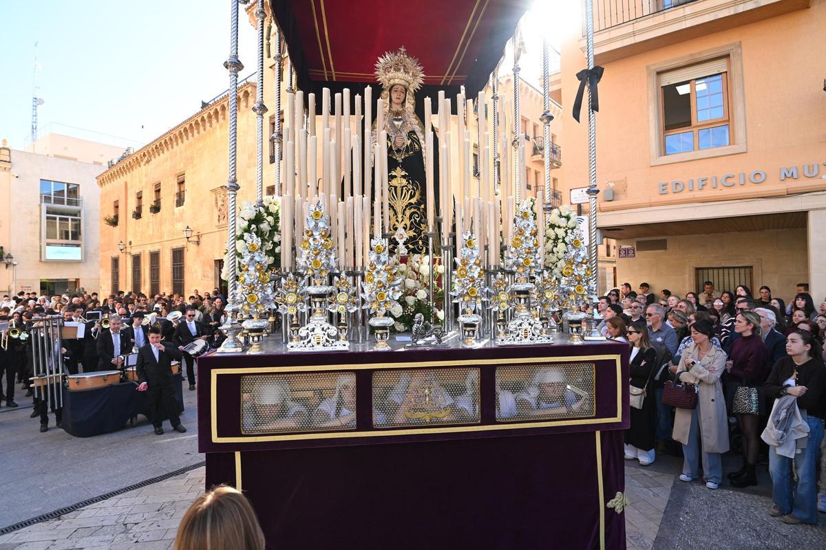 Salida del paso de María Santísima de La Lanzada desde la basílica