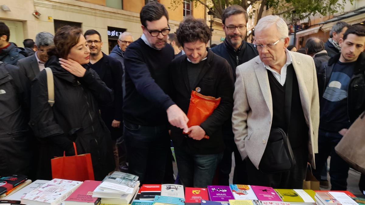 La presidenta Francina Armengol, con el alcalde de Palma, José Hila, y varios concejales han visitado los puestos de libros de Sant Jordi.