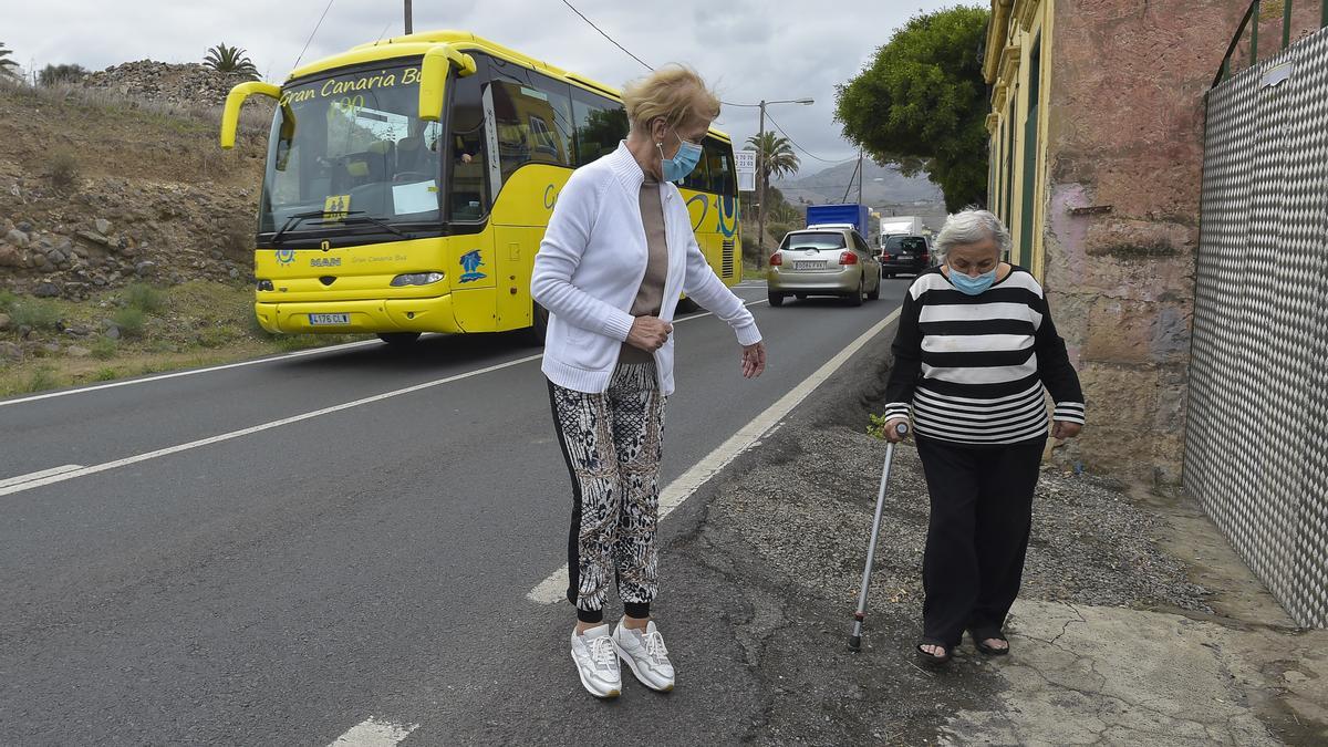 Vecinos de Las Perreras, en la carretera a Tamaraceite, piden aceras seguras.