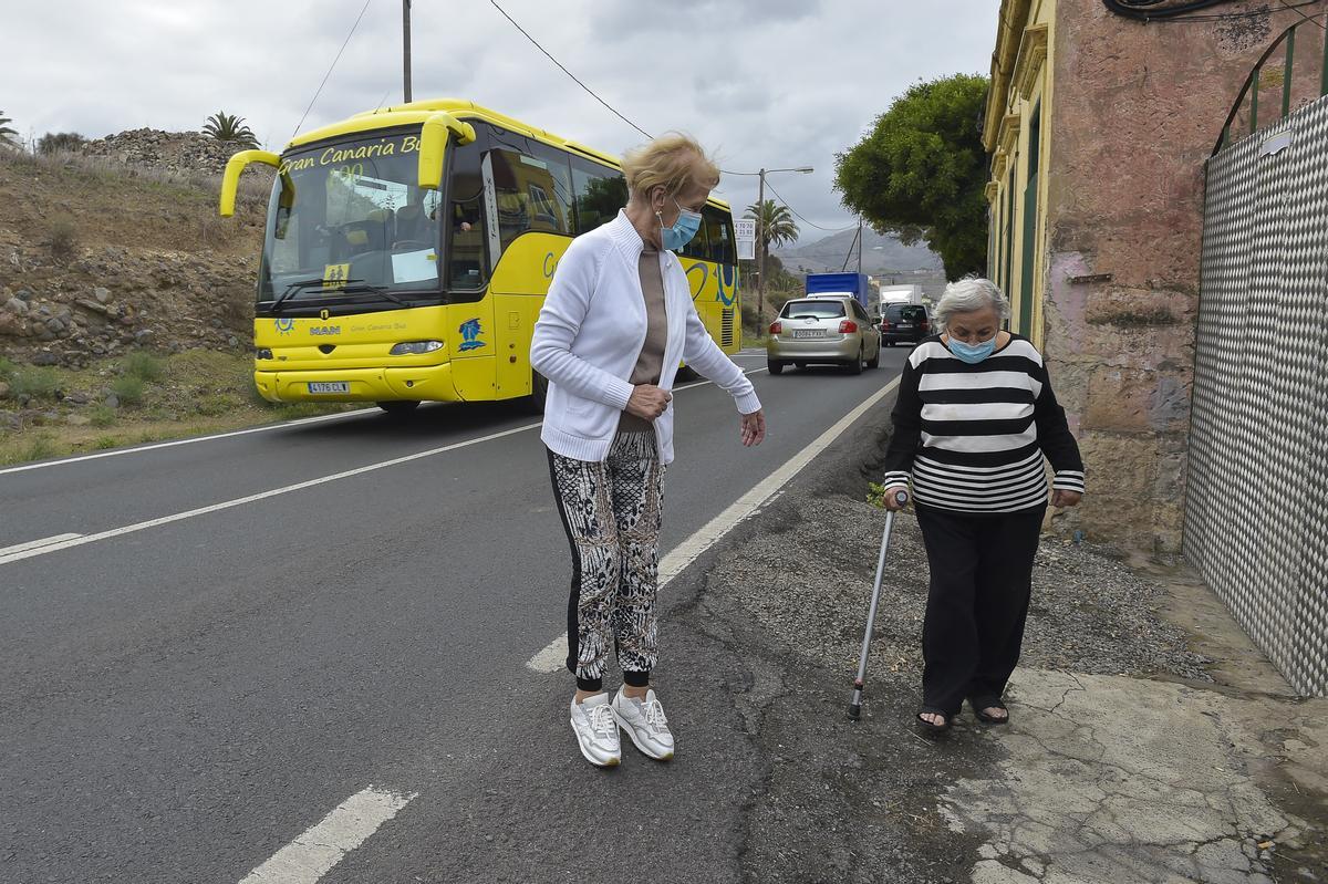 Vecinos de Las Perreras, en la carretera a Tamaraceite, piden aceras seguras.