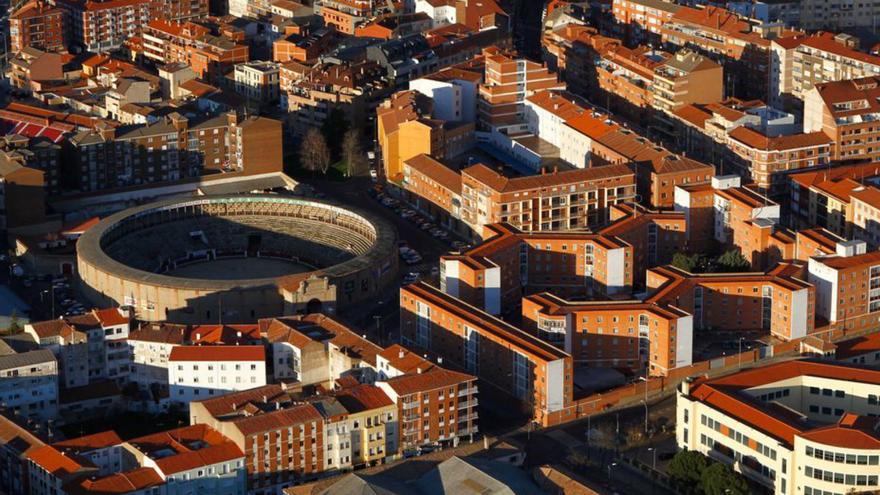 Obligada a pagar el IBI de los 40 garajes y trasteros del bloque en el que vive en Zamora