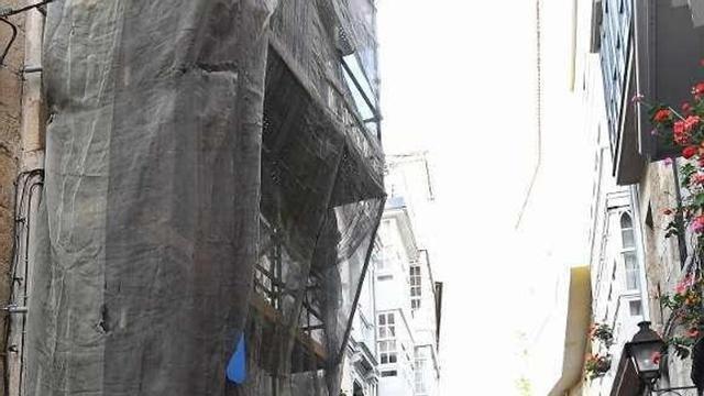 Edificio en reforma en el casco histórico de A Coruña.