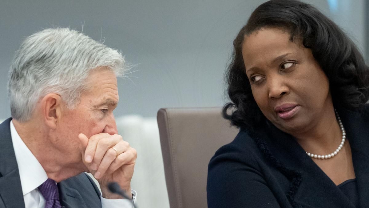 Powell y Cook en una reunión de la Reserva Federal, en junio de 2025. Powell y Cook en una reunión de la Reserva Federal, en junio de 2025.