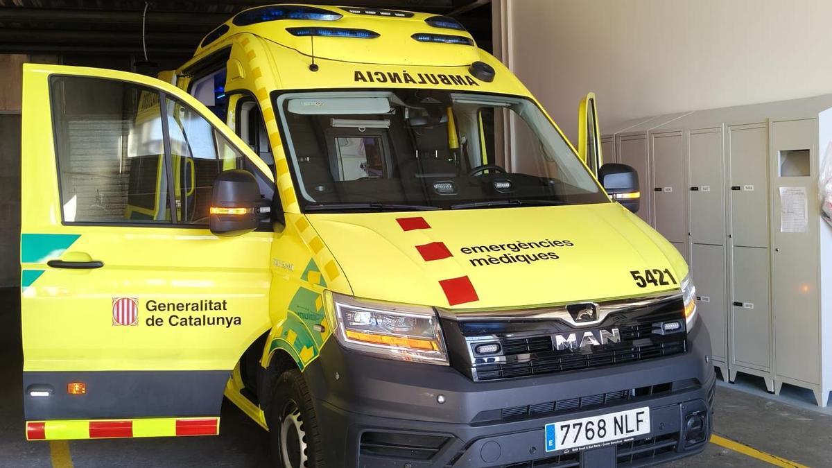 Una ambulància a la base de Cassà de la Selva.