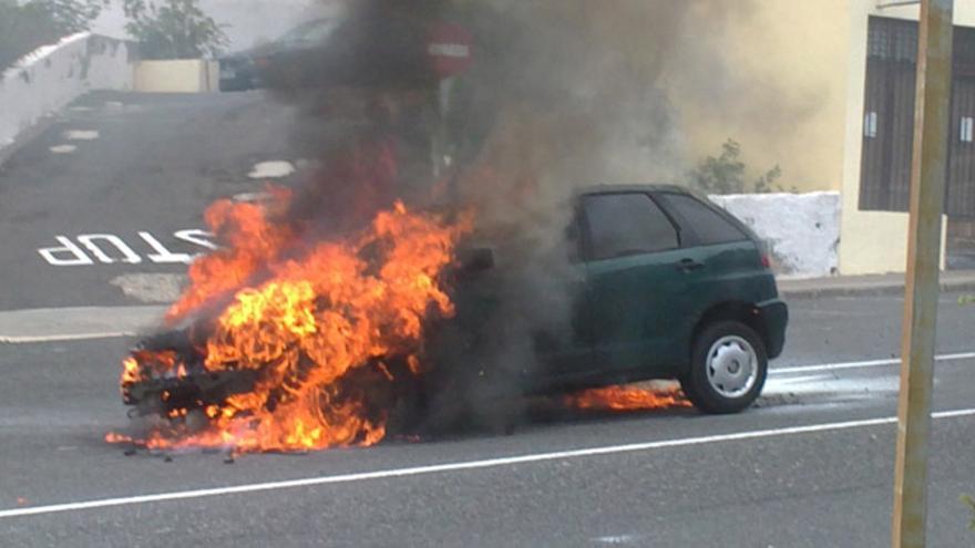 Arde un coche en la subida de El Lasso