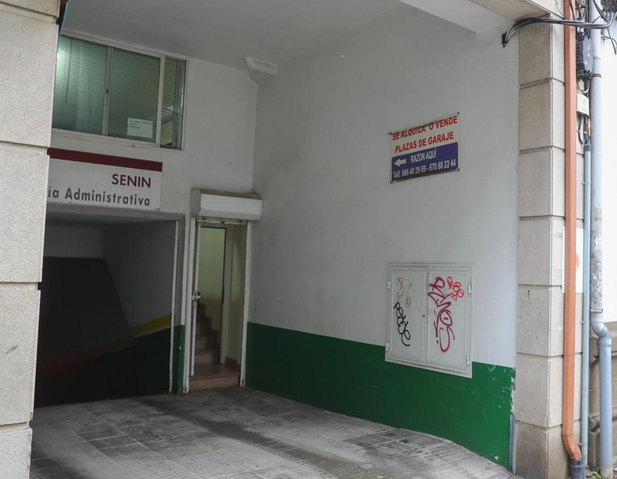 Garaje subterráneo con el cartel de se alquila o vende plaza