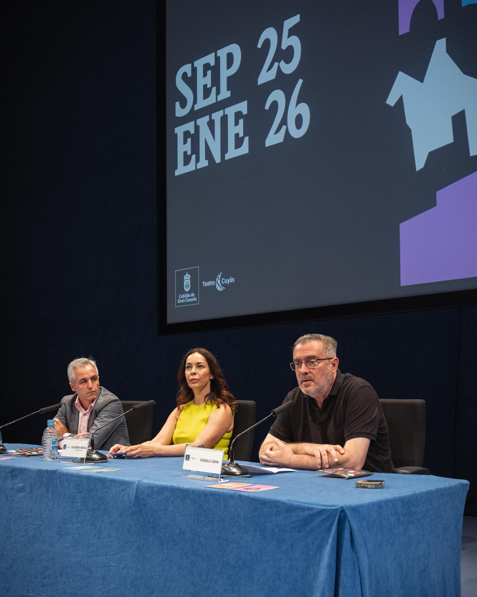 De izquierda a derecha, Manuel Pineda, Guacimara Medina y Gonzalo Ubani durante la presentación de la nueva programación 2025-26 del Teatro Cuyás.