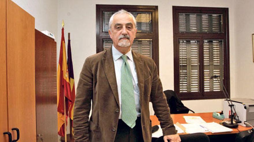 Francisco Martínez Espinosa posa en su despacho para esta entrevista.