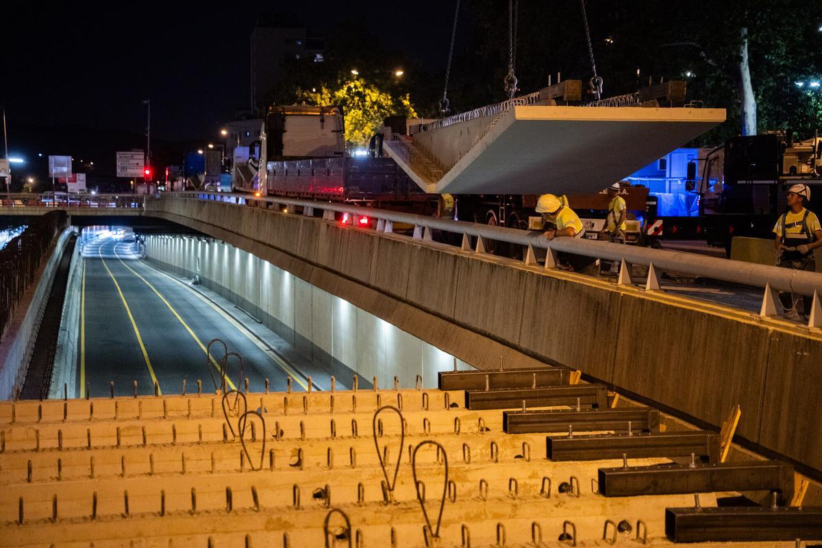 La Guardia Urbana cortará el tránsito en los dos sentidos cuatro noches por semana entre las salidas 5 y 6, mientras una enorme grúa instala 56 prelosas
