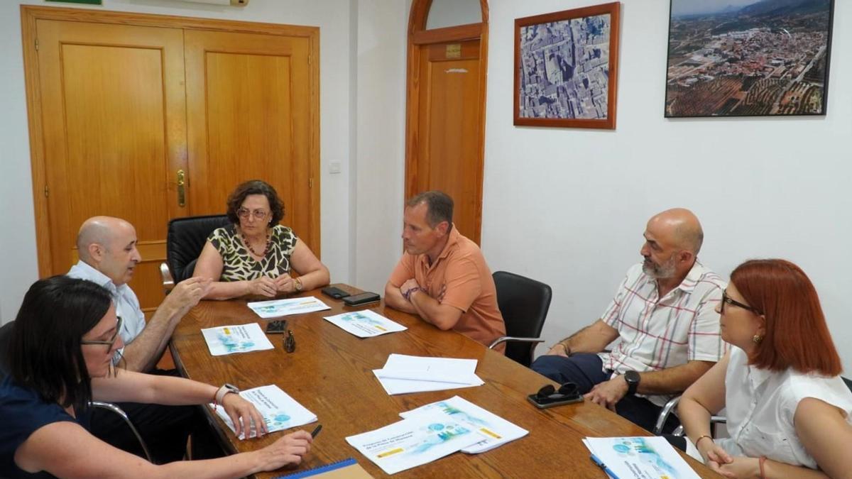 La alcaldesa de Vallada y el primer edil de Montesa junto al presidente de la CHJ en la reunión de la semana pasada.