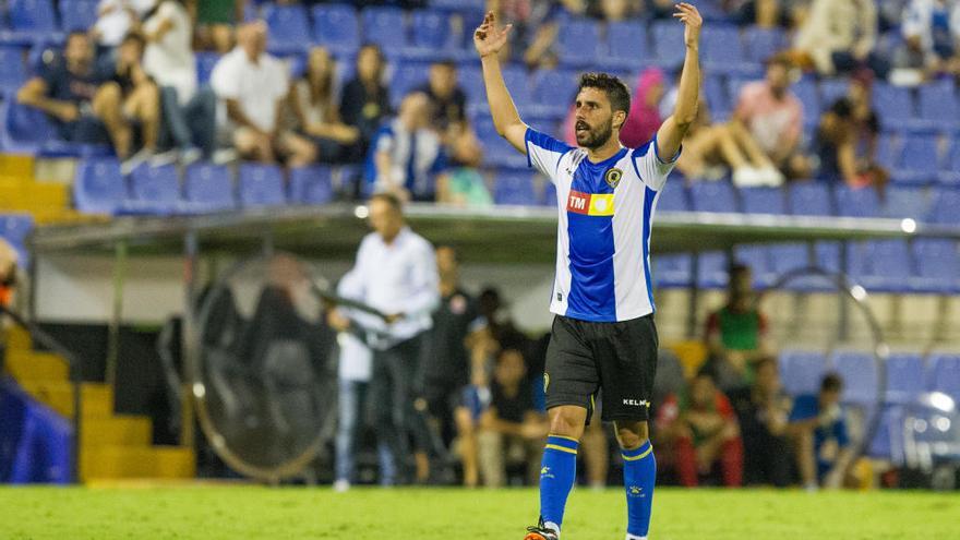 Diego Benito saluda al público del Rico Pérez, el pasado sábado ante el Espanyol B.