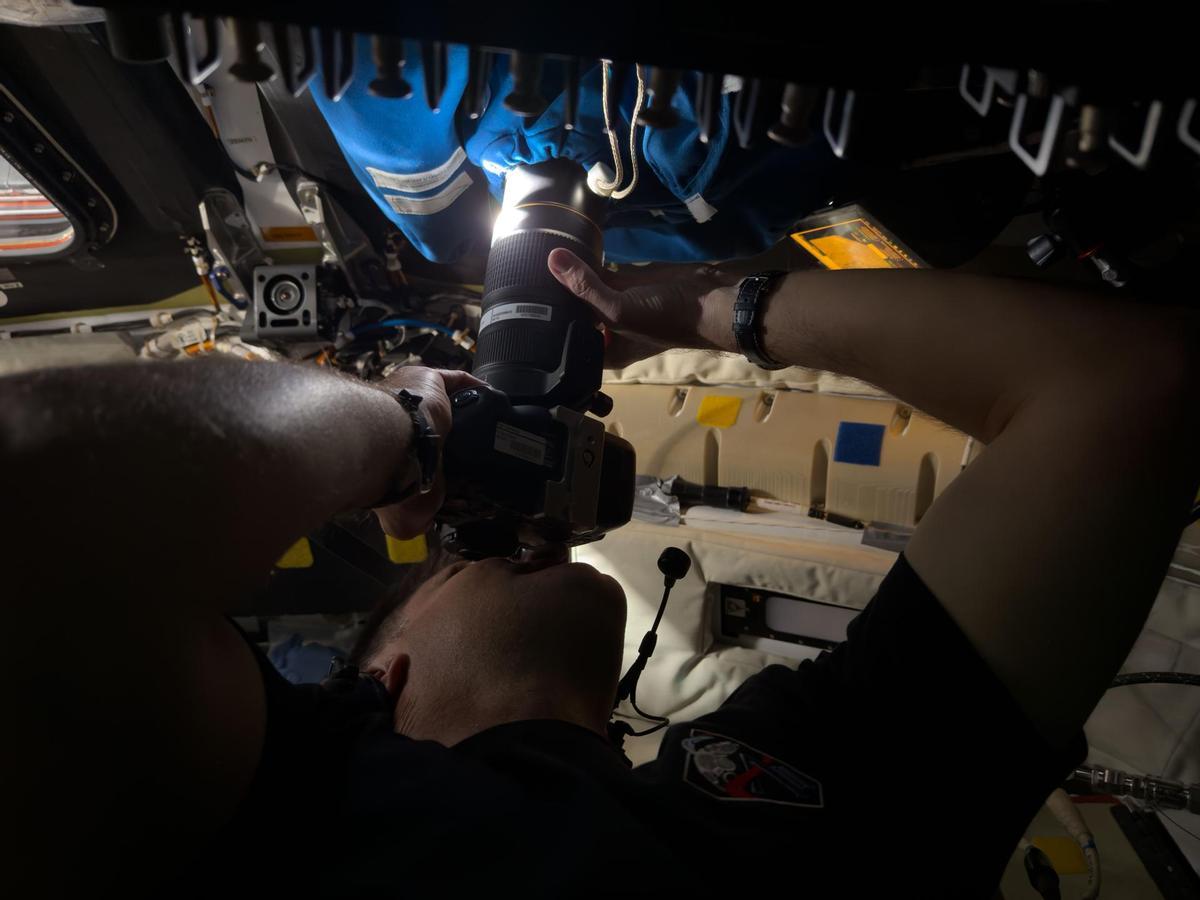 El astronauta Jeremy Hansen captura una imagen a través de la cubierta de la cámara que protege la ventana 2 de la nave Orion