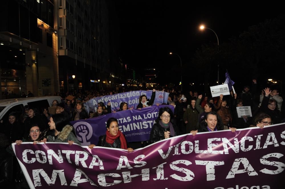 Los manifestantes han protagonizado entre consignas y pancartas una marcha quepartió del Obelisco y llegó hasta la plaza de Galicia.