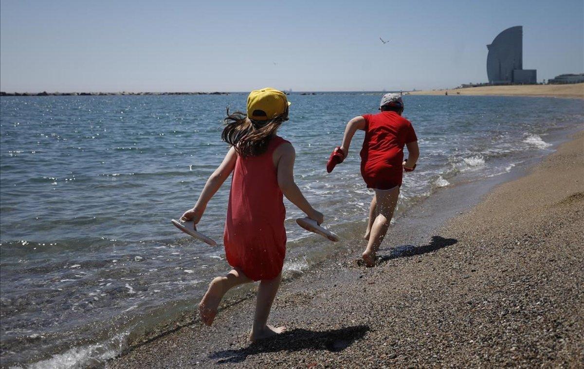 Niños jugando en la playa de la Barceloneta.