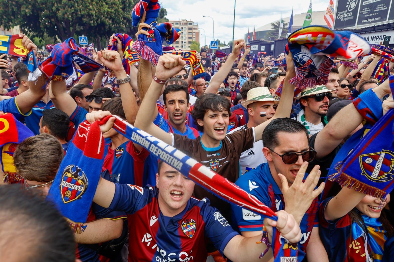 Explosión granota en la llegada del Levante UD a El Plantío