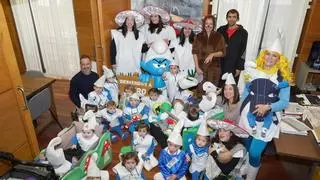 "Cepi" retoma la actividad municipal con una recepción muy especial: los "polesinos" visitan al regidor disfrazados de pitufos para celebrar el Carnaval