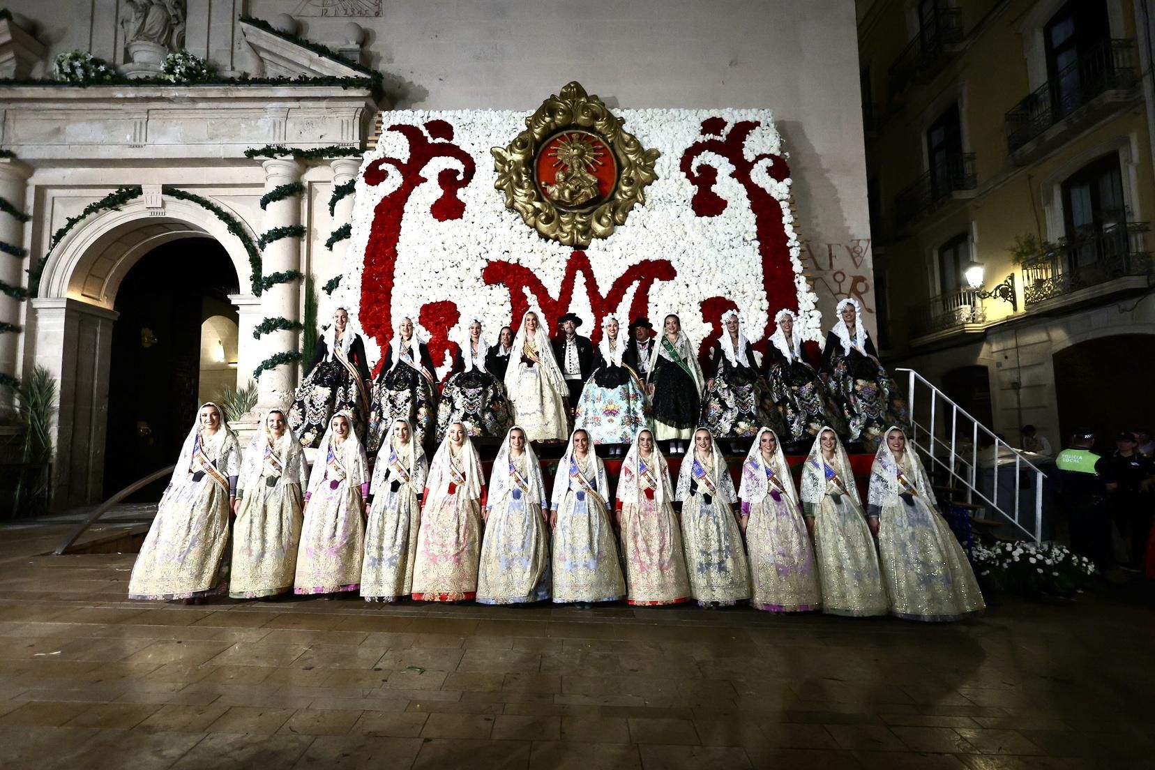 Berta y la corte completan la Ofrenda de Alicante