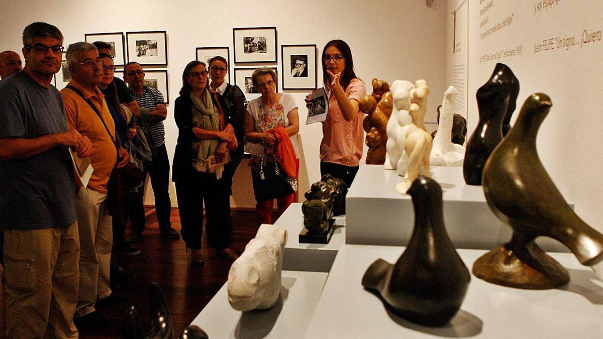 Una visita guiada a las obras de Baltasar Lobo, en el Museo Provincial. | Emilio Fraile