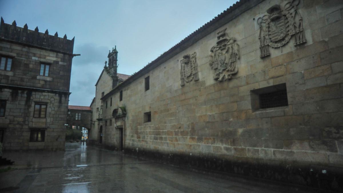 Fachada del pazo de Vista Alegre, con sus espectaculares escudos