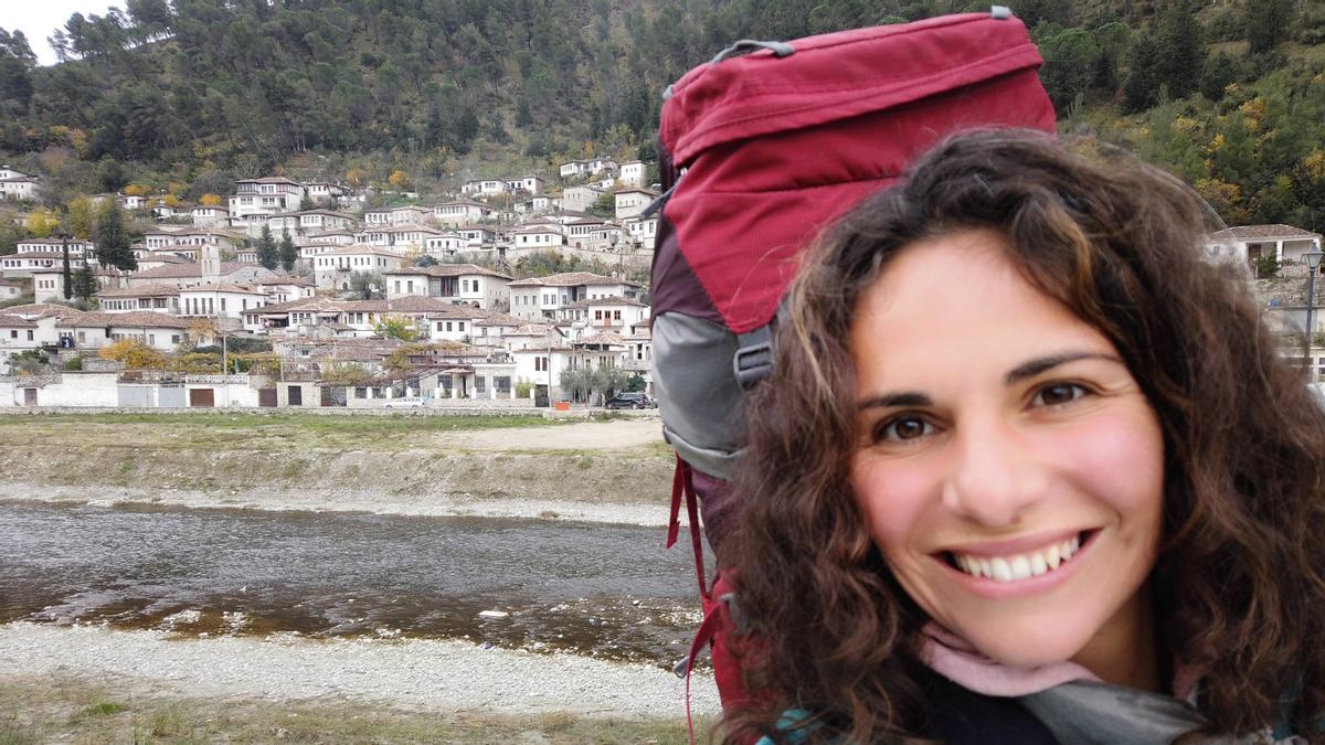 Clara Ruiz, en un selfi tomado en la localidad de Berat, en Albania. Clara Ruiz, en un selfi tomado en la localidad de Berat, en Albania.