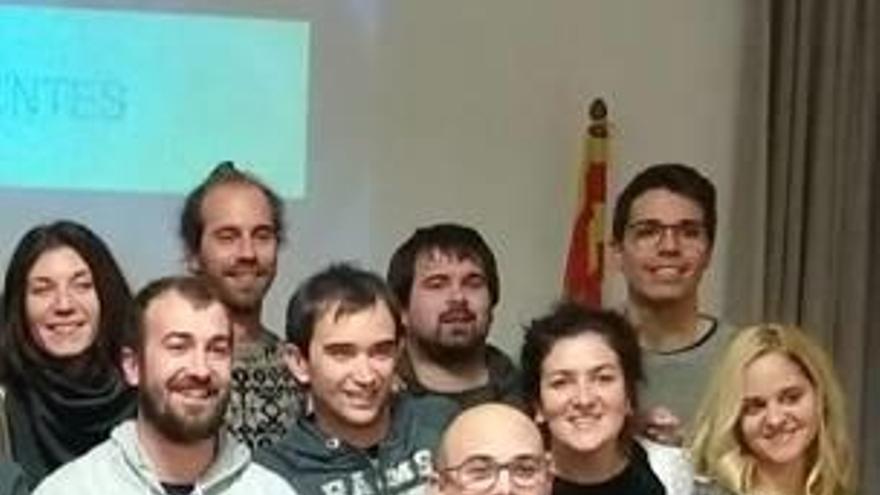 La junta de l&#039;entitat amb el cartell