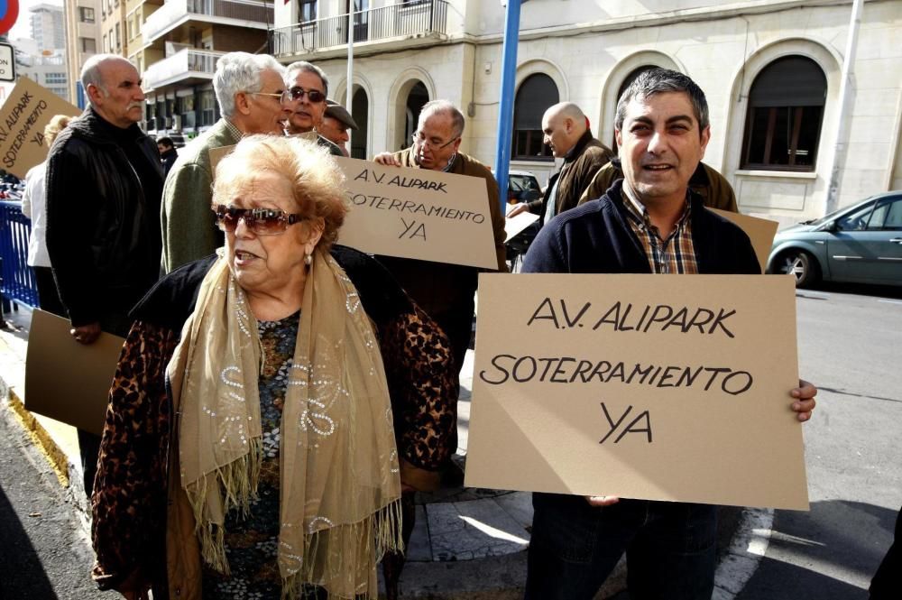 Protesta a favor del soterramiento en la avenida Alipark