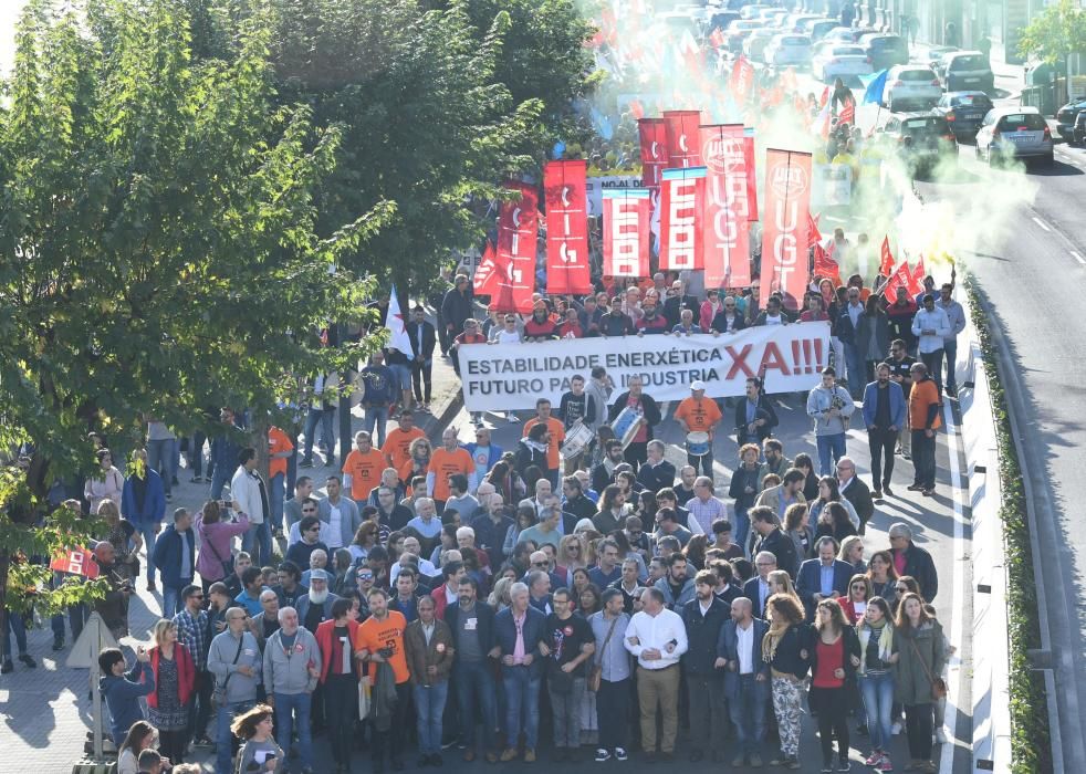 La concentración cuenta con una participación masiva - Entre los asistentes, trabajadores de la planta en Avilés y miembros de la Corporación.