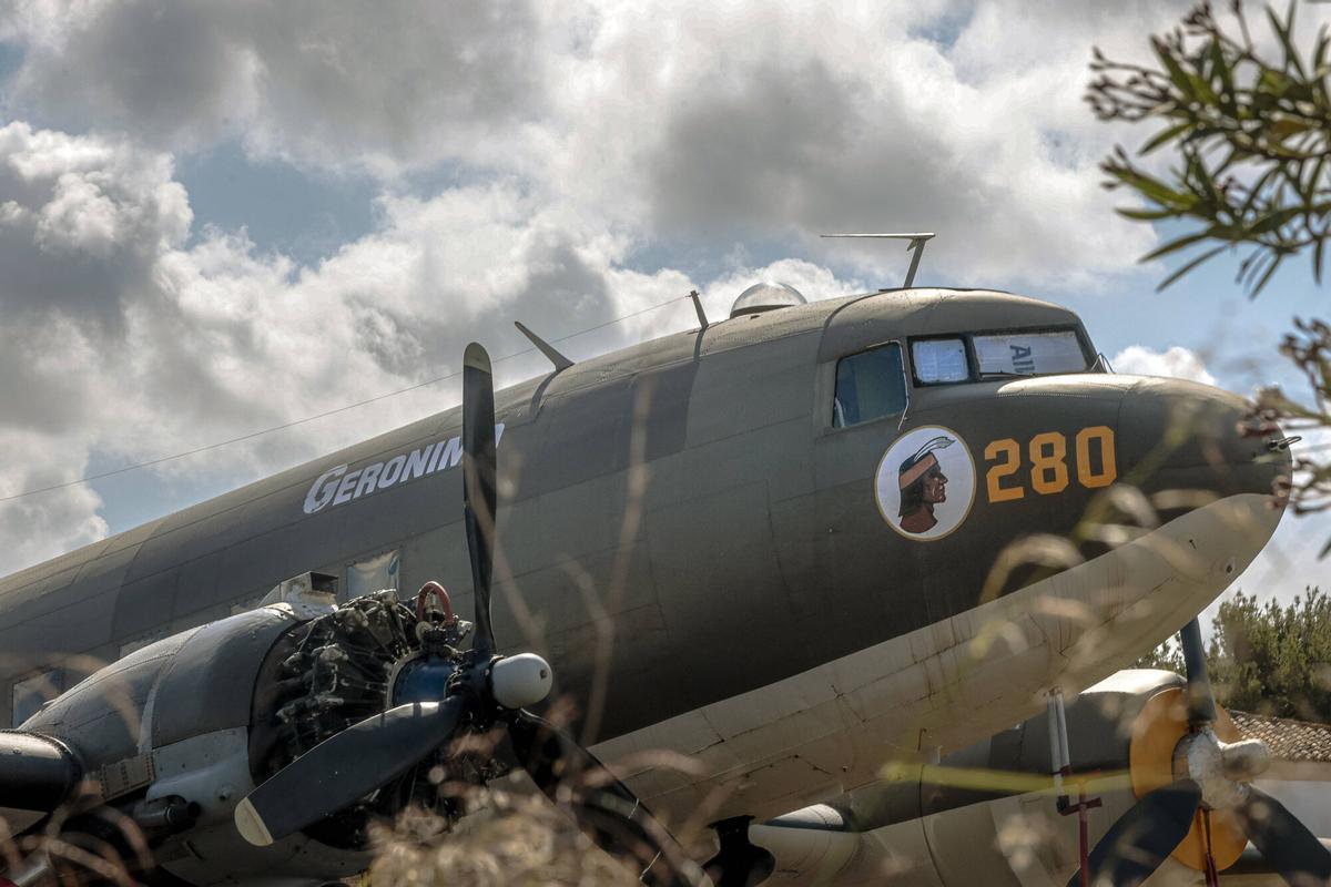 Un histórico avión de la Segunda Guerra Mundial abandonado en Mallorca se exhibe tras ser restaurado: "Es un orgullo"