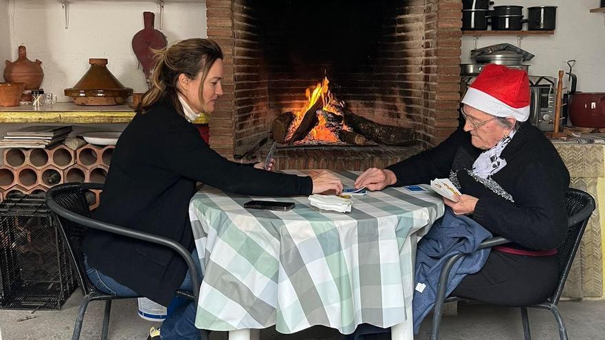 La líder del PSOE Aragón, Pilar Alegría, juega una partida de guiñote con su madre.